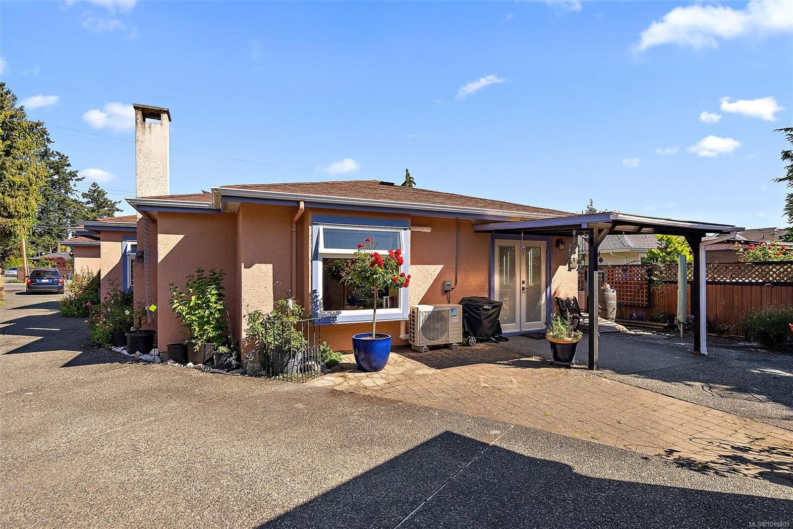 Photo de la propriété:  10386 Resthaven Dr  BC V8L 3H3