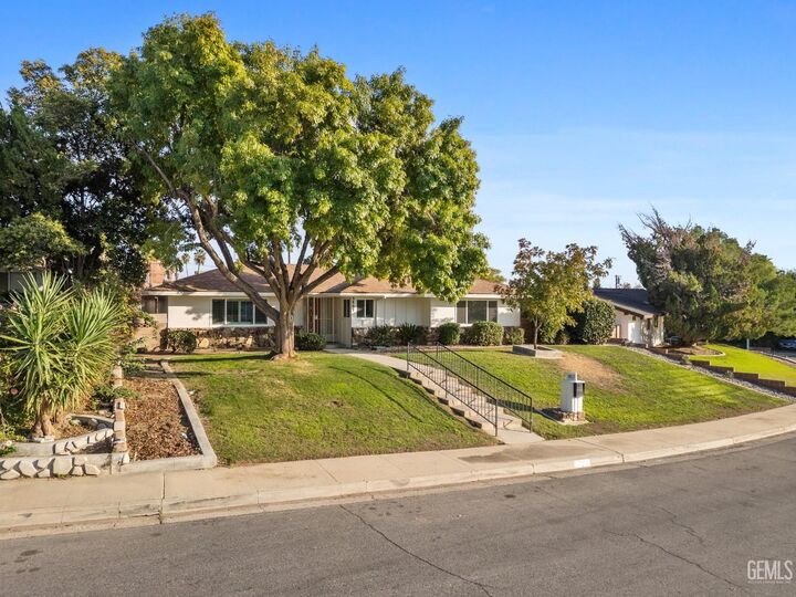Property Photo: 3807 Crescent Drive CA 93306