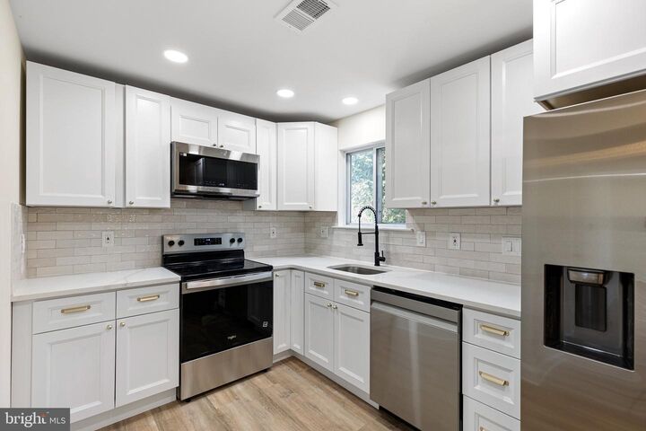 Property Photo: 113 E Plover Drive DE 19702