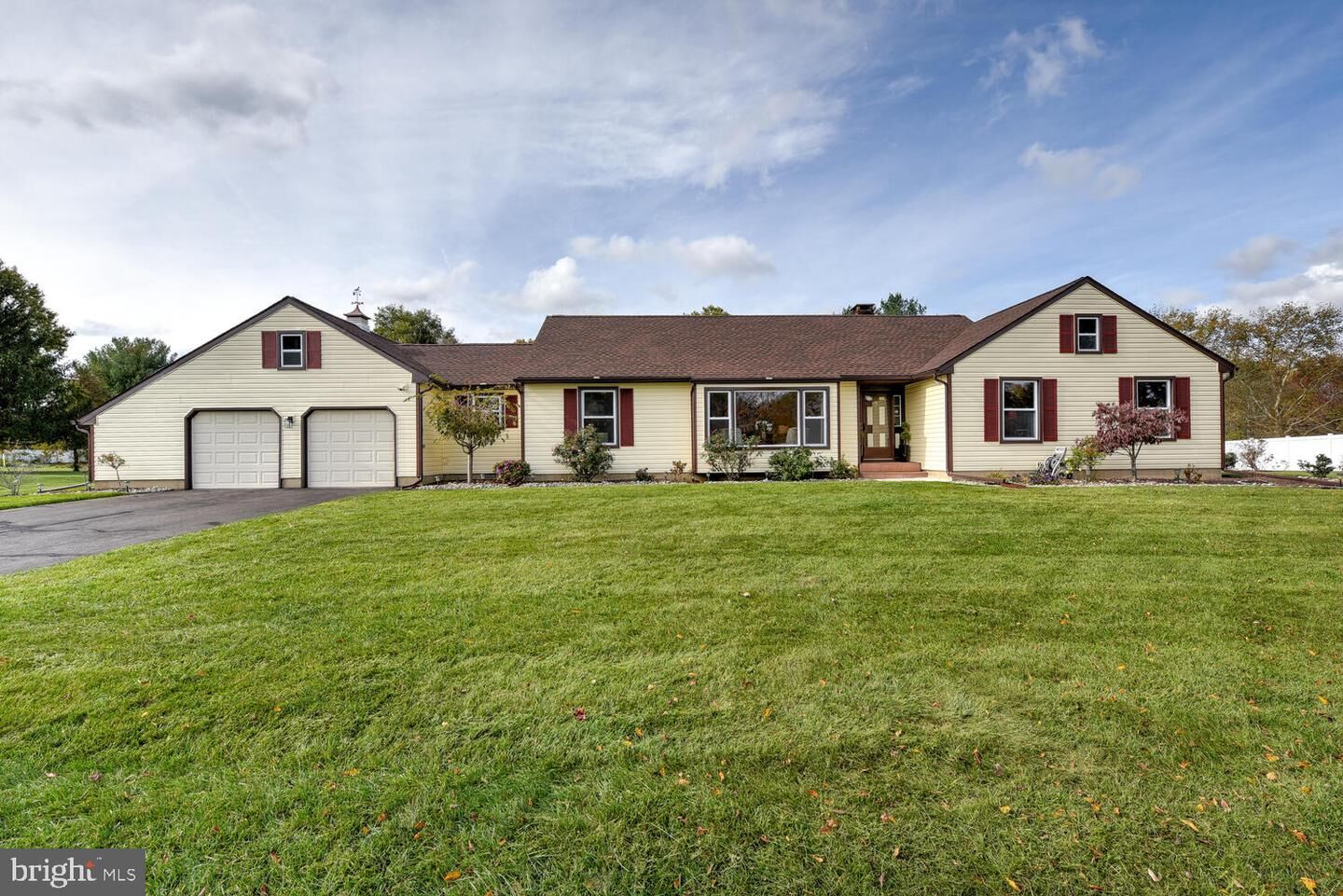 Property Photo:  5 Glengarry Way  NJ 08550