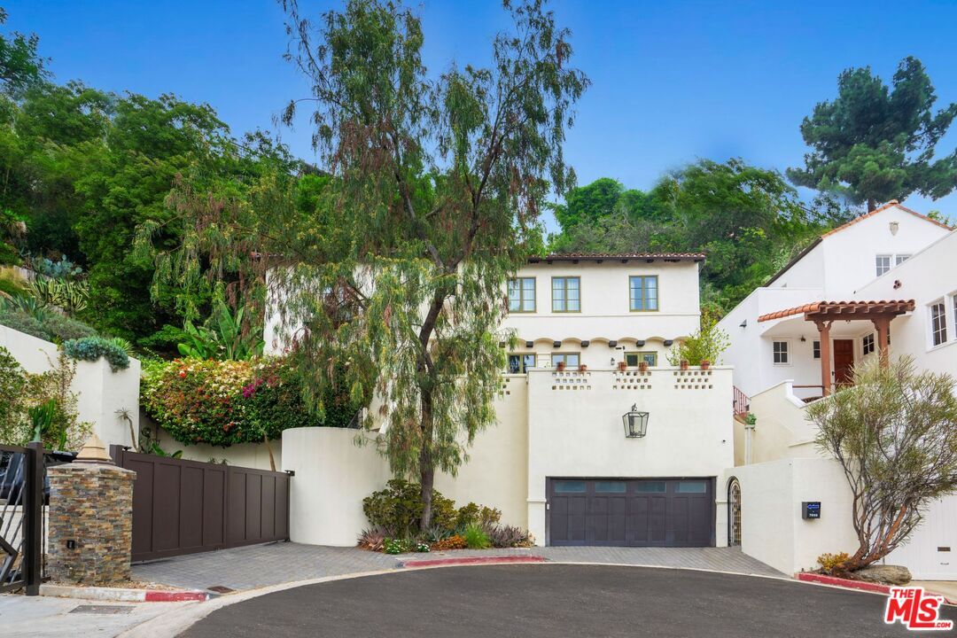 Property Photo:  7939 Hillside Ave  CA 90046 