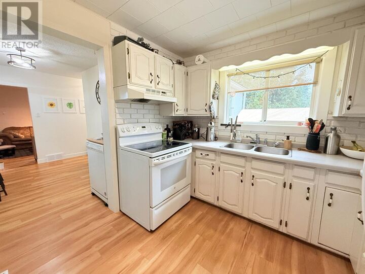 Property Photo:  37 Second Ave N  ON P8T 1H2