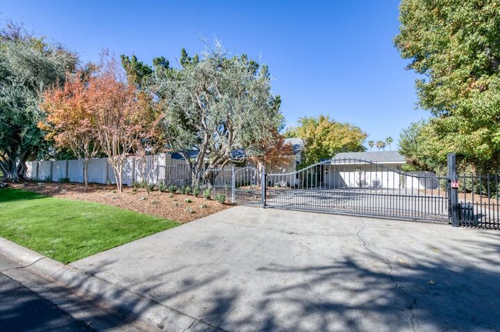 Property Photo: 7507 N Laguna Vista Avenue CA 93711