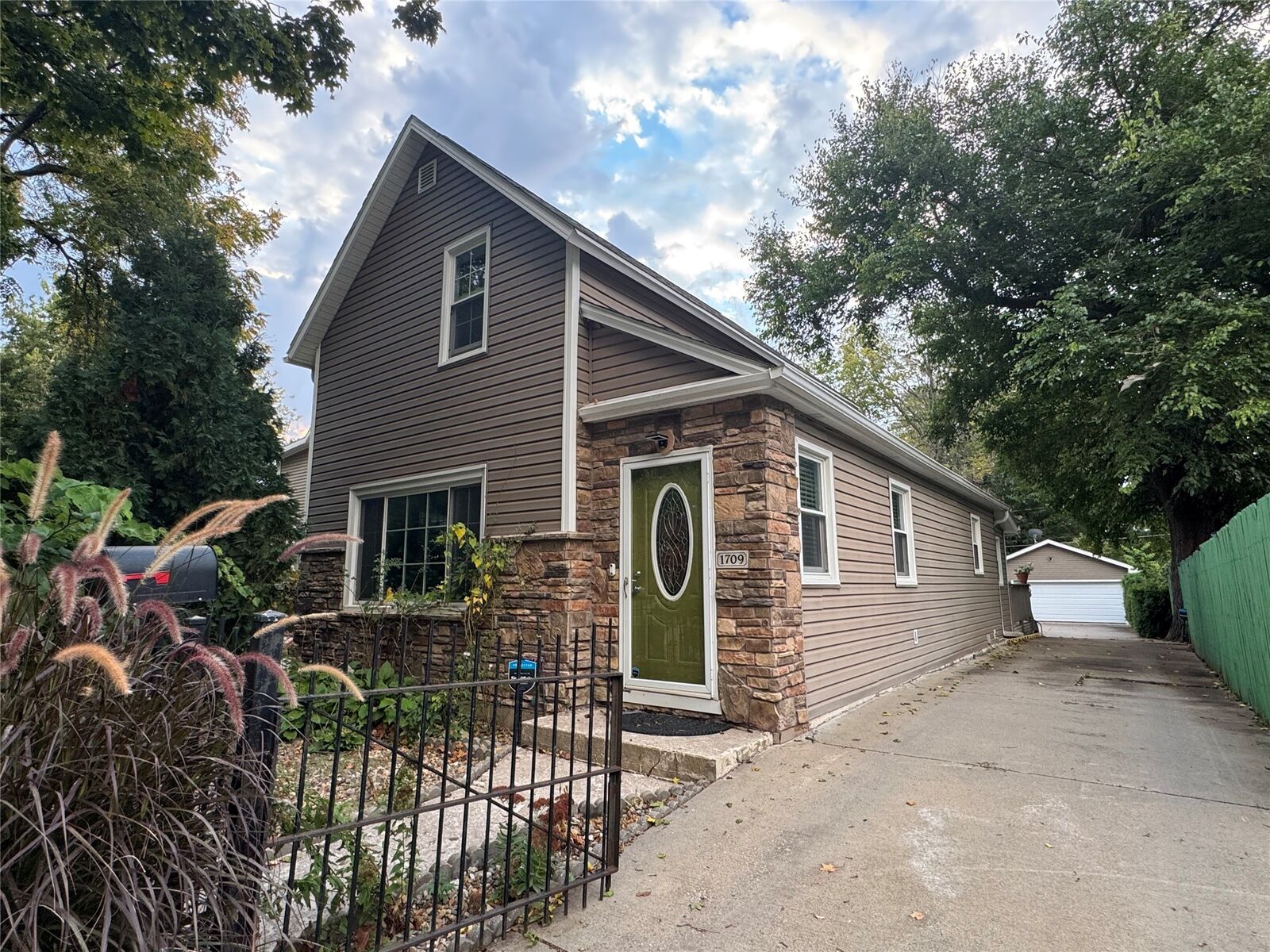 Property Photo:  1709 E Walnut Street  IA 50316