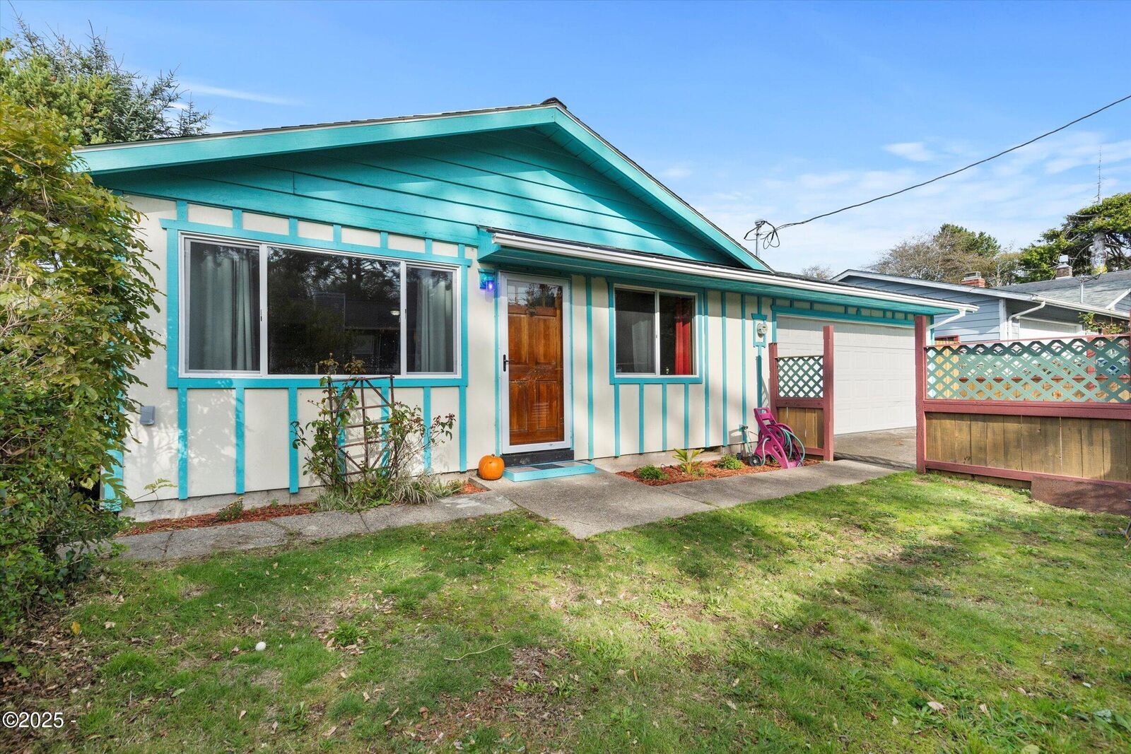 Property Photo:  252 NW 18th Street  OR 97365