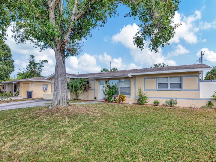 Property Photo: 6941 18th Street N FL 33702