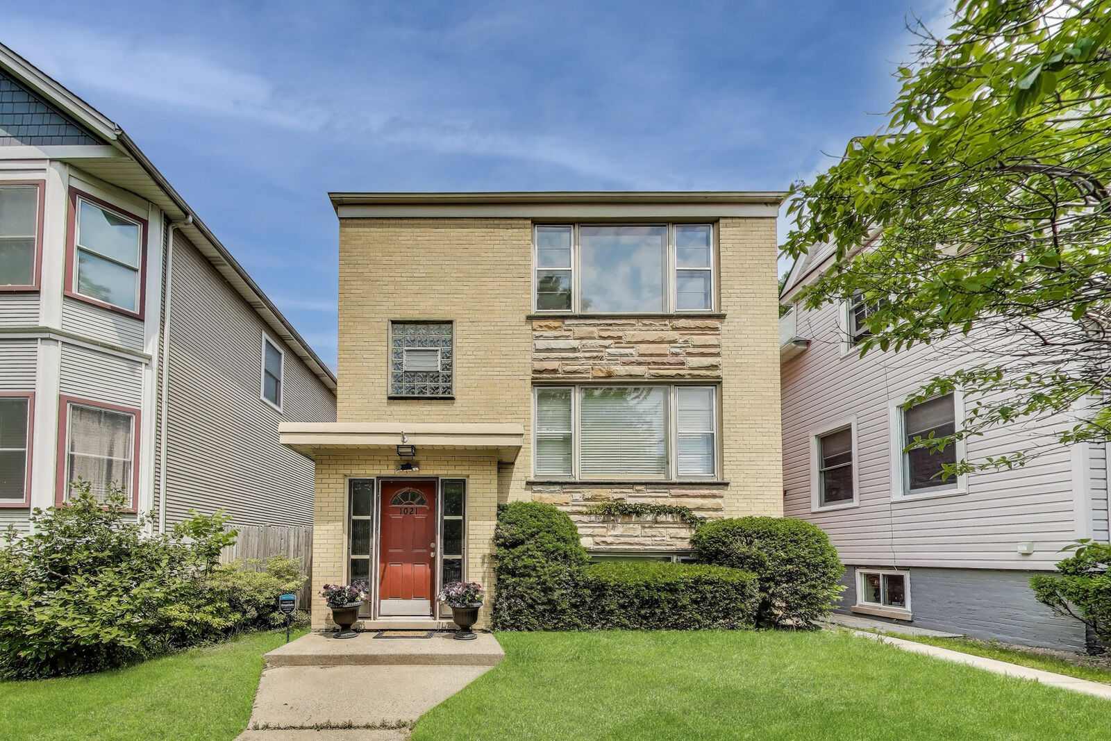Property Photo: 1021 South Boulevard IL 60202