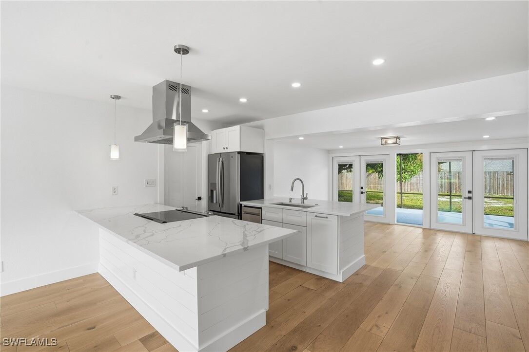 Property Photo: 1205 Hilltop Drive FL 34103