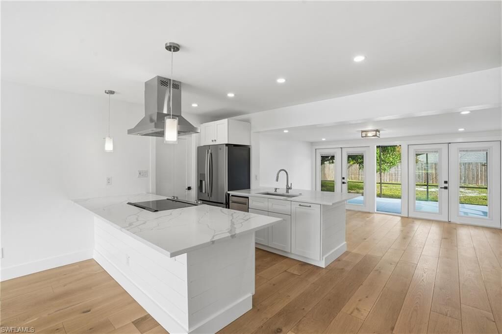 Property Photo:  1205 Hilltop Dr  FL 34103 