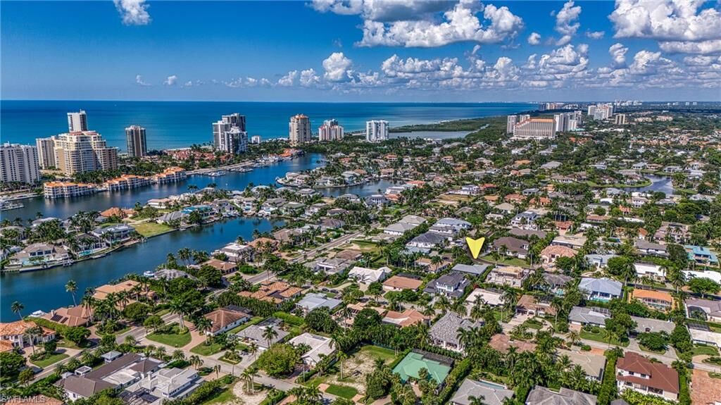 Property Photo:  516 Neapolitan Ln  FL 34103 