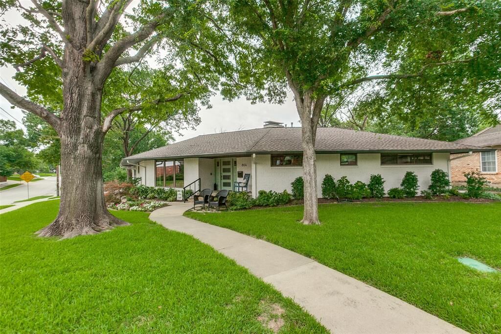 Property Photo: 804 Saint Lukes Drive TX 75080