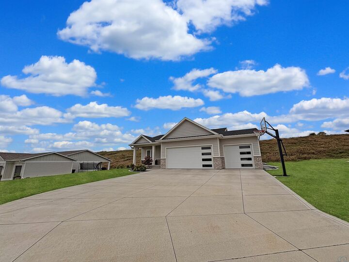 Property Photo: 1219 Blackhawk Ct IA 51024