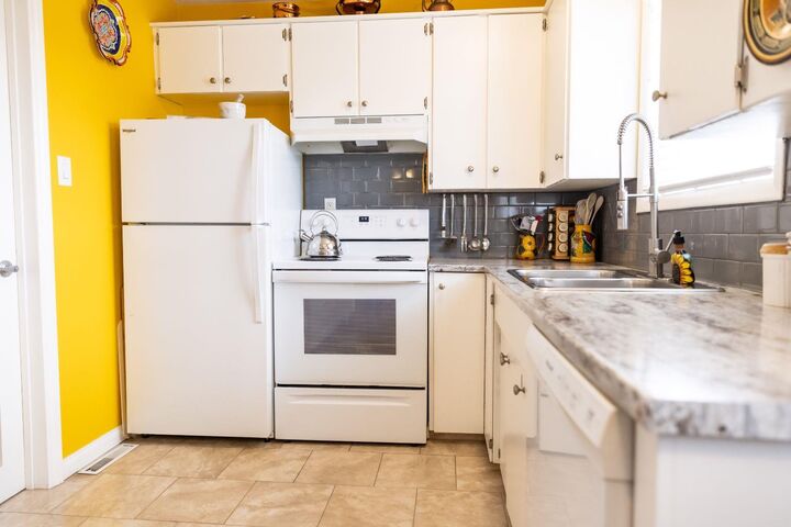 Property Photo:  40 Fern Road  AB T4N 4Z4