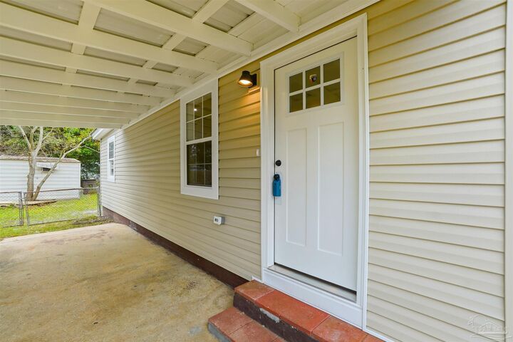 Property Photo:  406 Coulter Ave  FL 32533