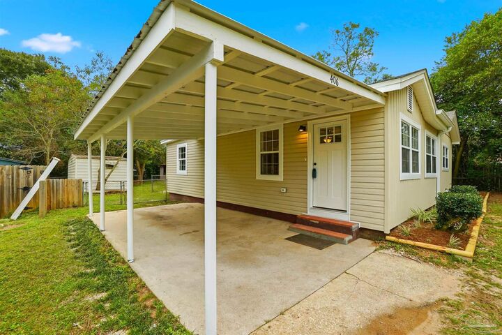 Property Photo: 406 Coulter Ave FL 32533