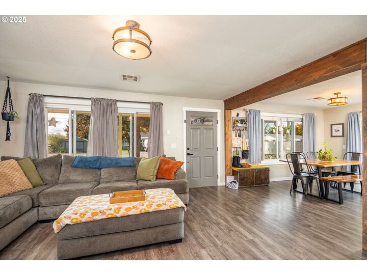 Property Photo:  1219 Waite St  OR 97402