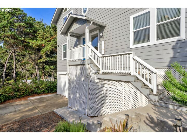 Property Photo:  4567 Heceta St  OR 97439