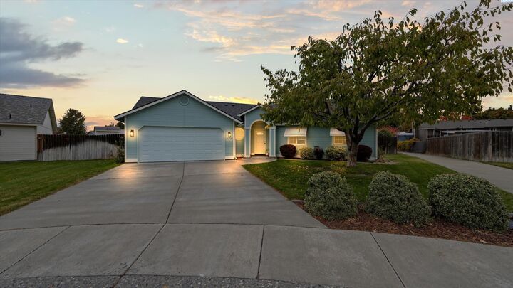 Property Photo:  322 Wenas Ct.  WA 99352 