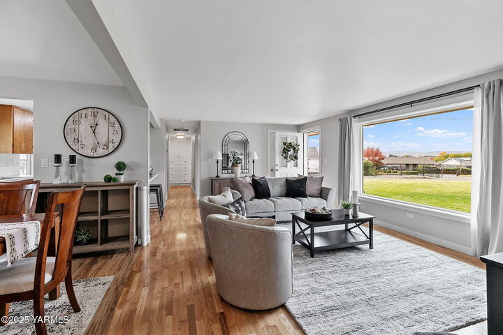 Property Photo: 711 S 70th Ave WA 98908