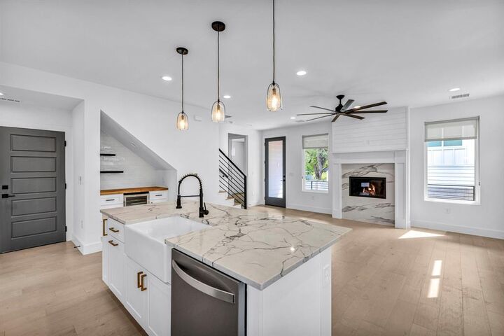 Property Photo:  2405 E 11th Street 1  TX 78702 