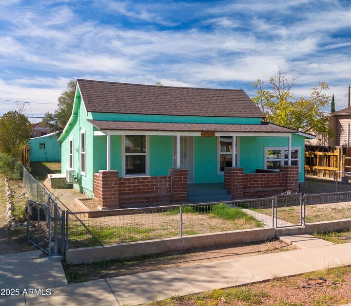Property Photo:  166 N Jefferson Street  AZ 85390 