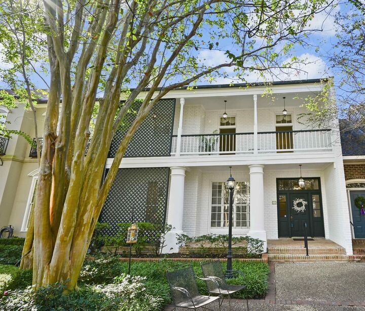 Property Photo:  61 Jamestowne Ct #61  LA 70809 