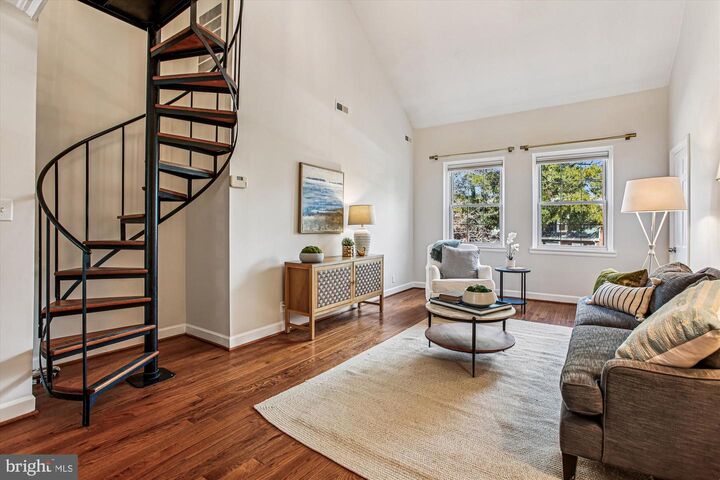 Property Photo: 3000 S Columbus Street S B2 VA 22206