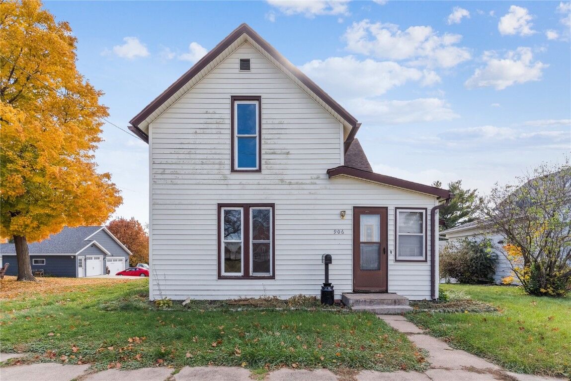 Property Photo:  906 E 5th Street  IA 52349 
