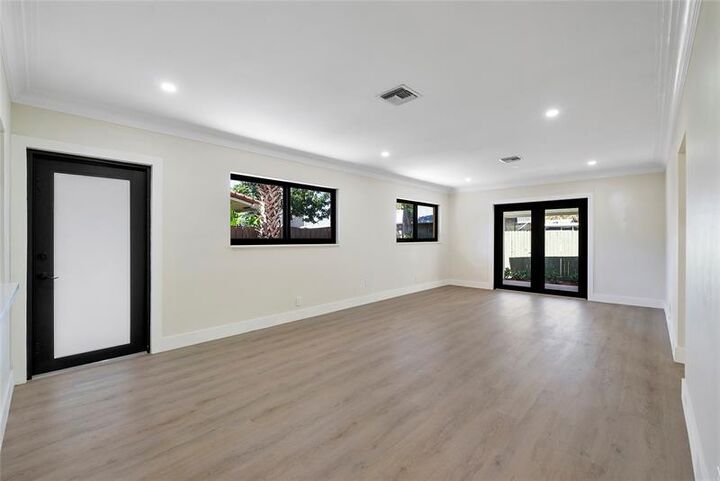 Property Photo:  617 NE 38th St  FL 33334