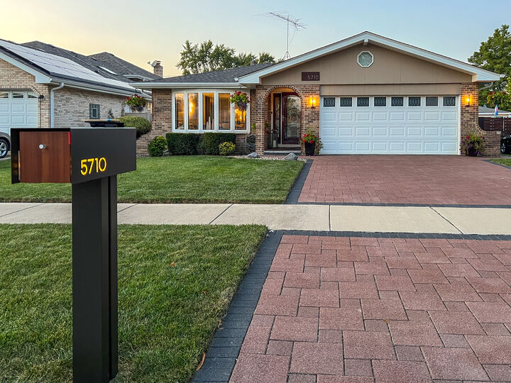 Property Photo:  5710 W 89th Place  IL 60453