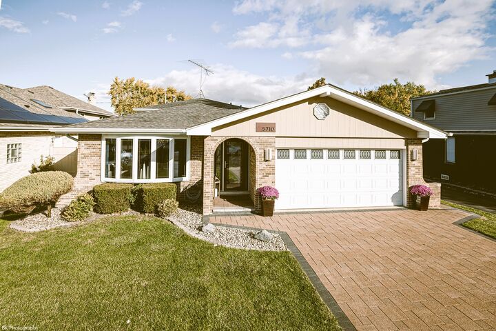 Property Photo: 5710 W 89th Place IL 60453