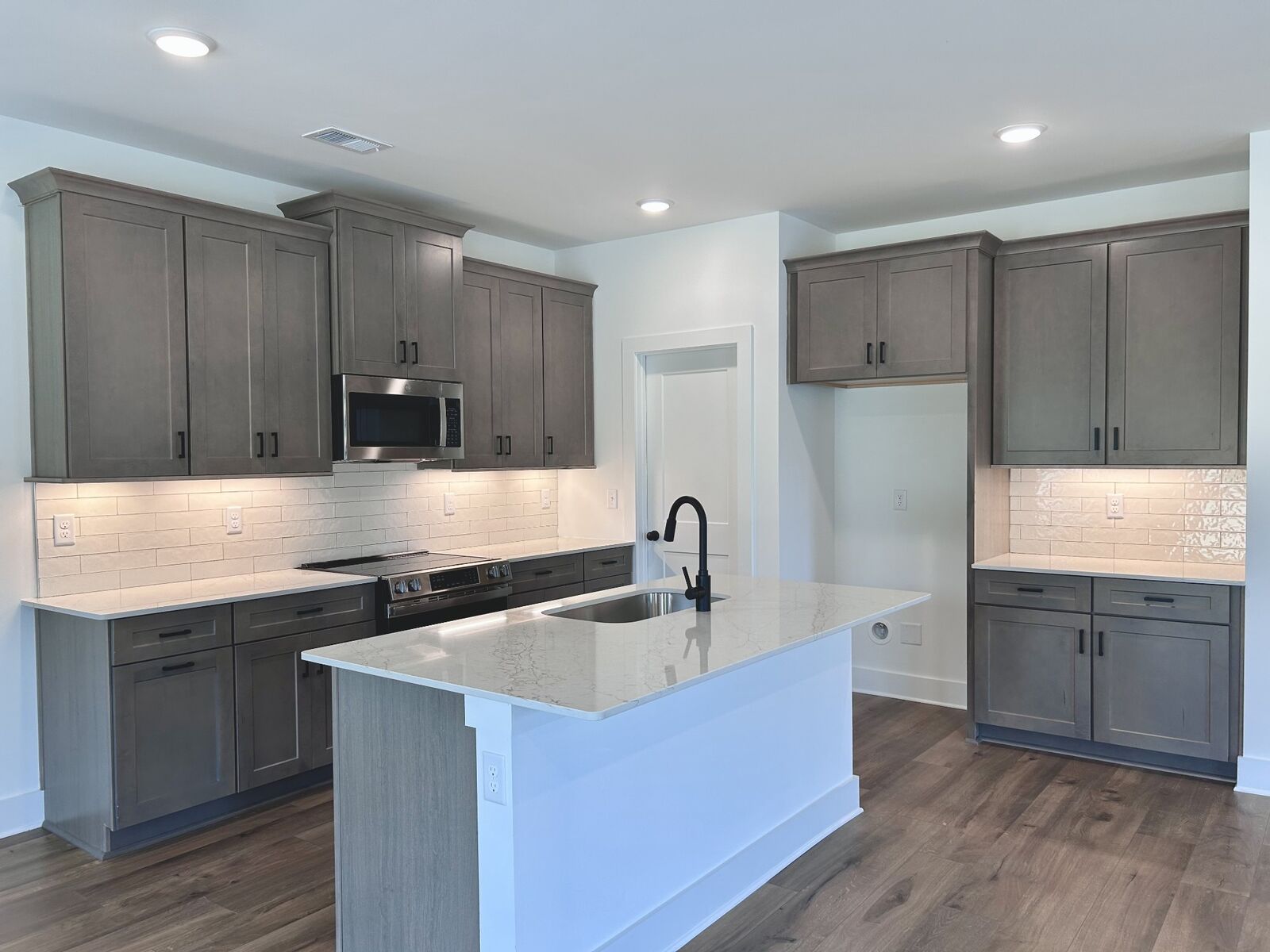 Property Photo: 505 Canal Circle W TN 37214