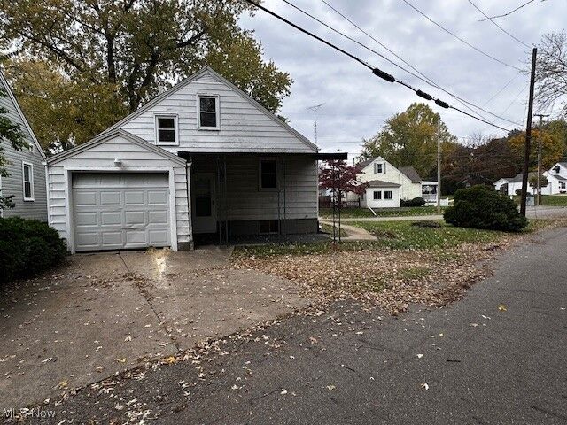Property Photo:  1806 Ferndale Road NW  OH 44709 