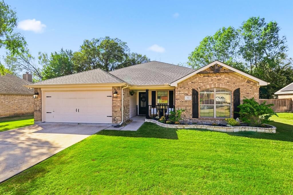 Property Photo: 917 New York Avenue TX 76065
