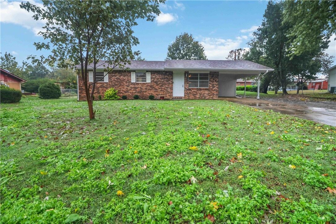 Property Photo: 904 SW 4th Avenue AR 72736