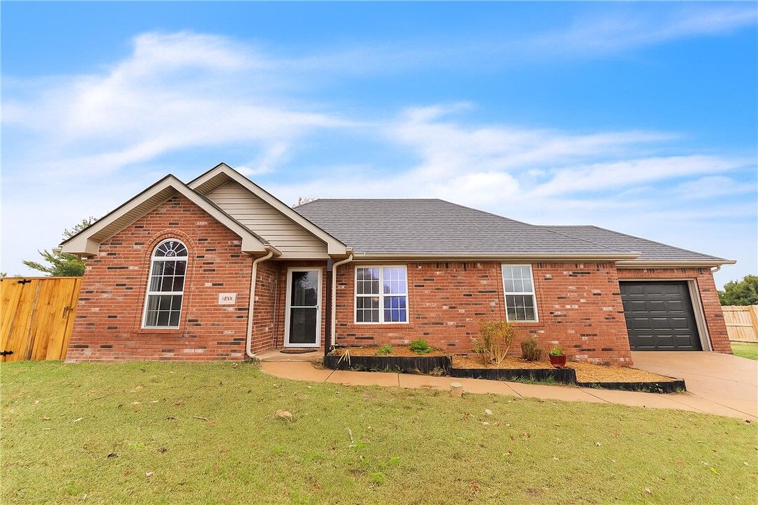Property Photo:  501 Warrick Way  AR 72719