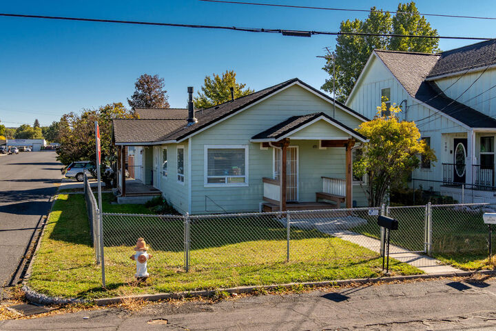 Property Photo: 798 Claypool Street OR 97754