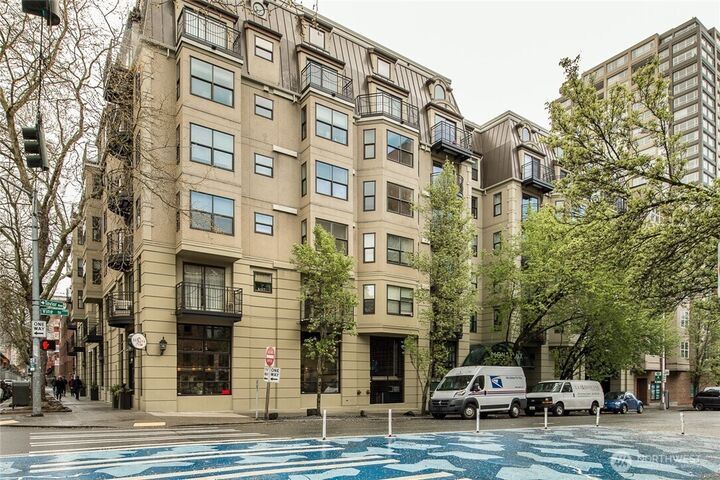 Property Photo:  425  Vine Street 721  WA 98121 