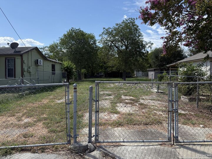 Property Photo: 229 Quinta TX 78210