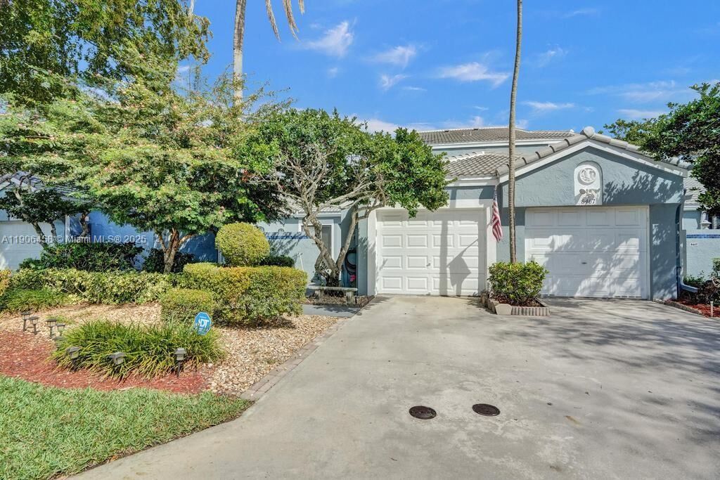 Property Photo: 8465 Waterford Cir FL 33321