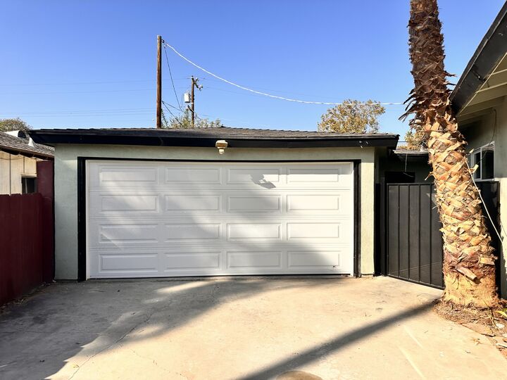 Property Photo: 901 Paloma Street CA 93304