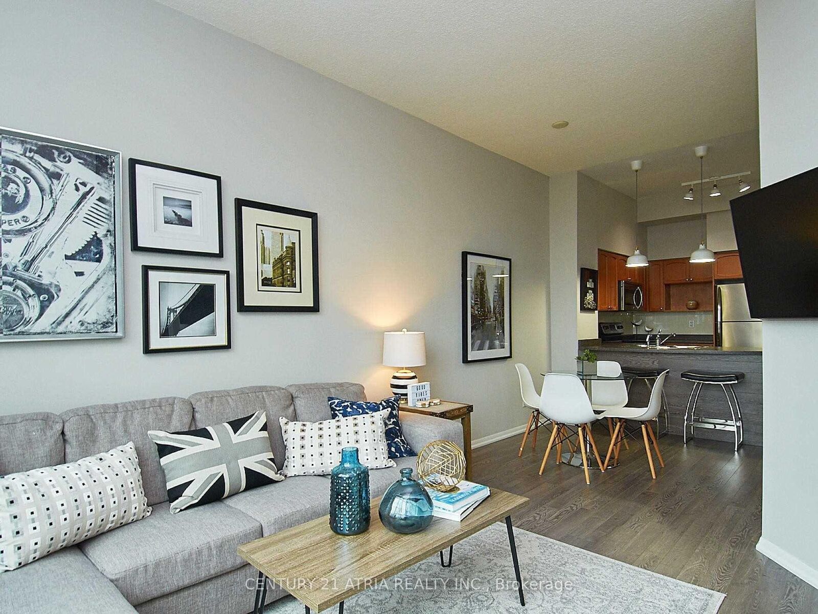 Property Photo: 18 Yonge Street E 607 ON M5E 1Z8