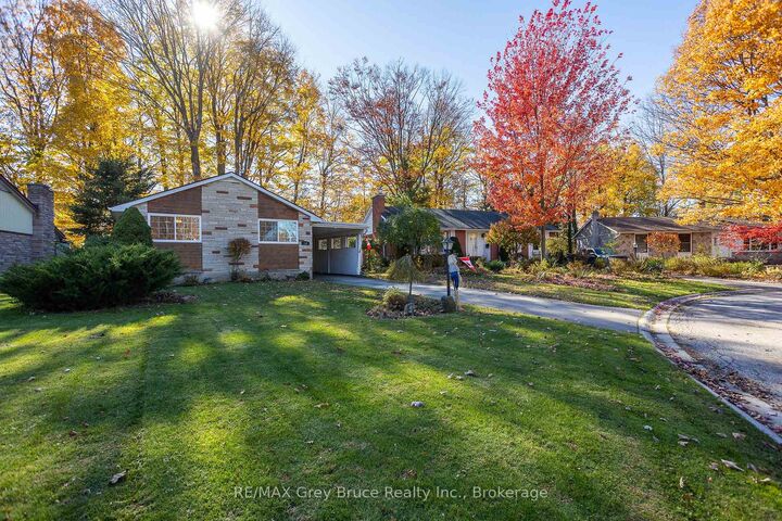 Property Photo:  242 6th Avenue E  ON N4K 2T3 