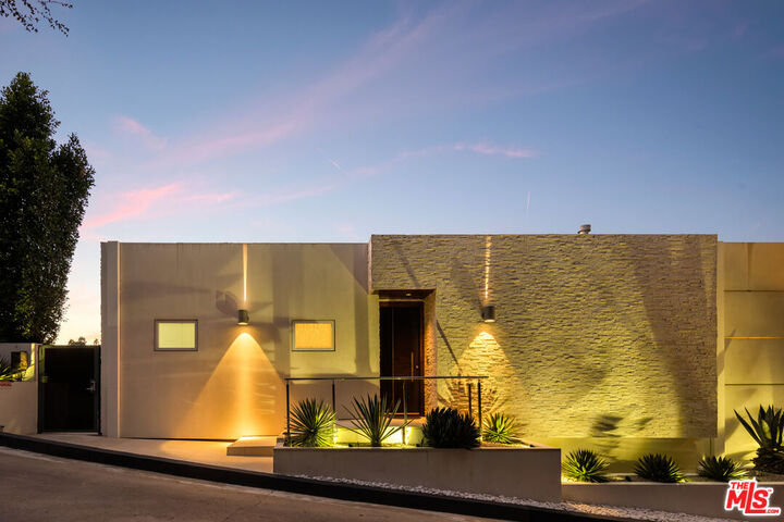 Property Photo: 9422 Readcrest Dr CA 90210