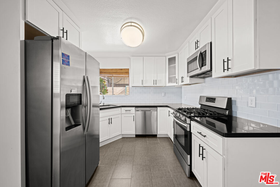 Property Photo:  610 Venice Way  CA 90302 