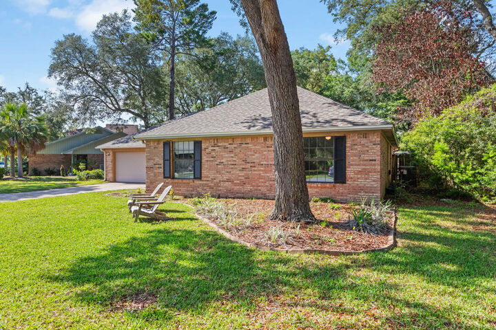 Property Photo:  207 Oakwood Circle  FL 32578