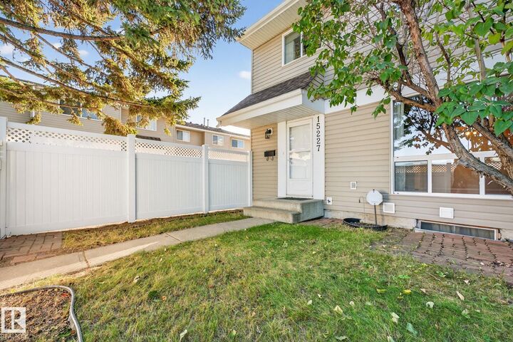 Photo de la propriété:  15227 54 Street NW  AB T5A 3N9 