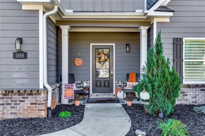 Property Photo: 1668 Carriage Court GA 30656