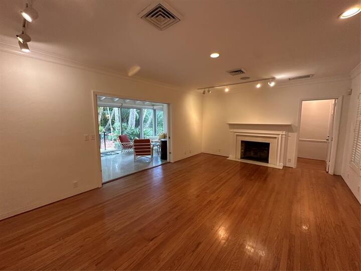 Property Photo: 410 SE 16th Avenue FL 33301