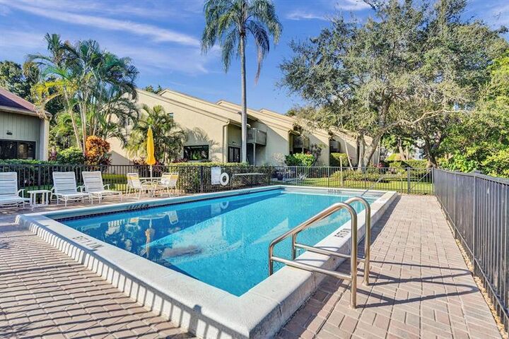 Property Photo: 81 NE 17th Ct FL 33305